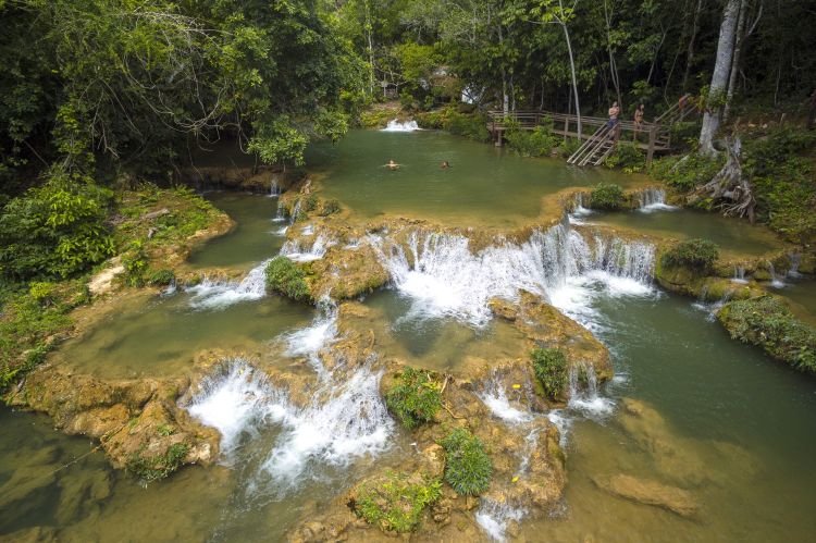 Beleza das piscinas naturais da Estância Mimosa em Bonito/MS, onde a natureza se transforma em um refúgio de tranquilidade.