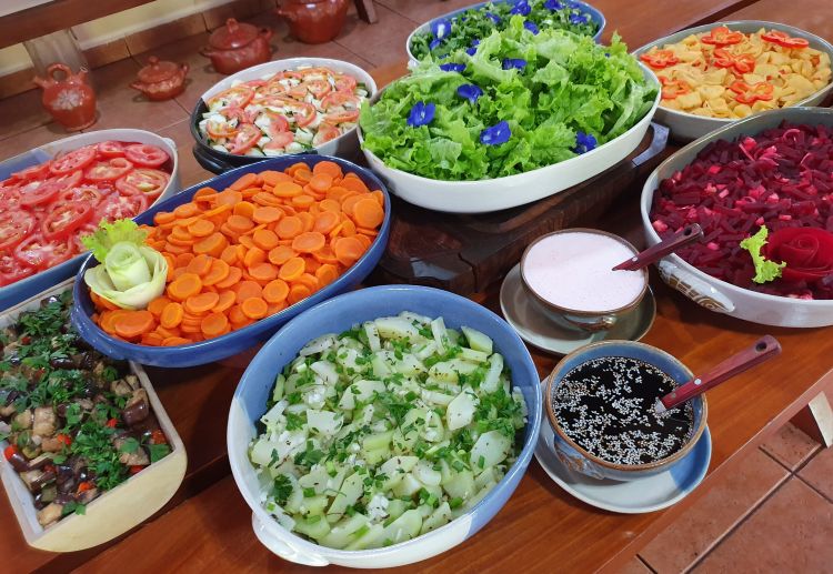 Saladas coloridas com produtos frescos colhidos diariamente na horta orgânica no Recanto Ecológico Rio da Prata, um dos atrativos da região da Serra da Bodoquena (MS).